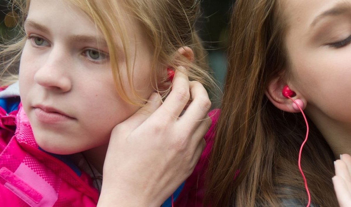 13-aastased Triin (vasakul) ja Caritta on juba paar aastat kõrvaklappidest muusikat kuulanud, kuid kõrvaprobleemide üle ei kurda.