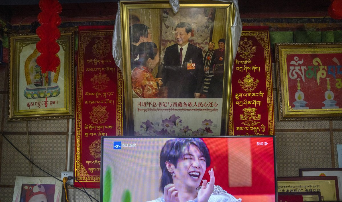 Üleval: mehine president Xi Jinping, all: kahtlane Hiina kuulsus, keda enam teleris näidata ei tohi
