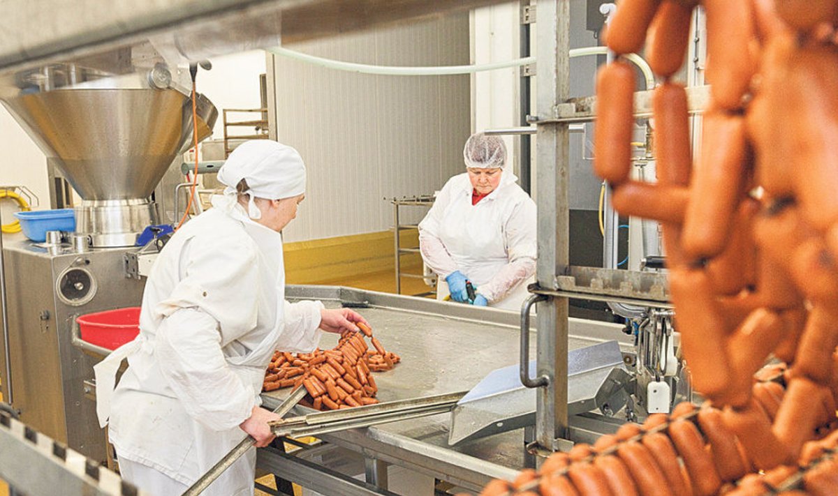 Riina Hoop ja Kaja Lindsalu valmistavad Arke Lihatööstuses vorste. 