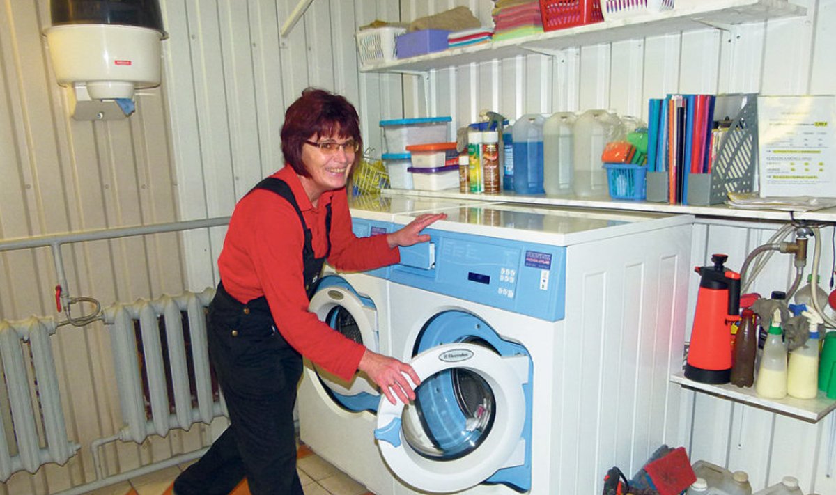 Rapla Hoone Grupi töötaja Õnne Kivioja pesumasinatega, mis hangitud LEADERi toetusega.