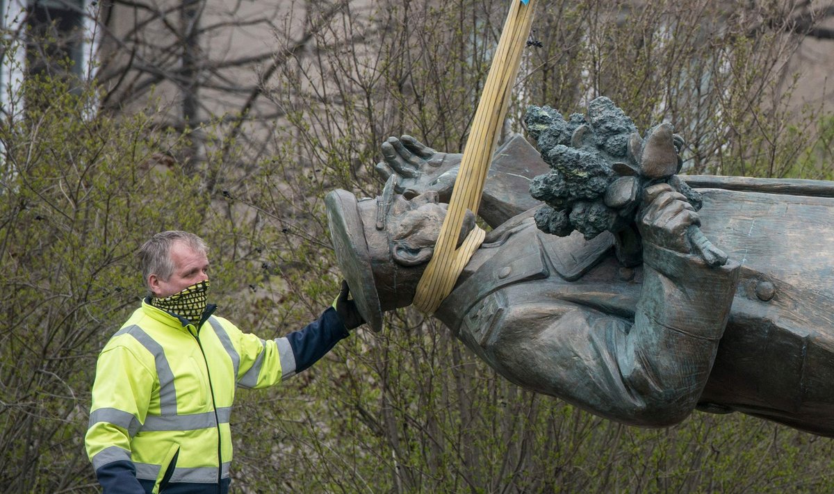 Marssal Ivan Konevi kuju teisaldamine 3. aprillil. Venemaa nimetab toimunut vandalismiks ja vannub kättemaksu.