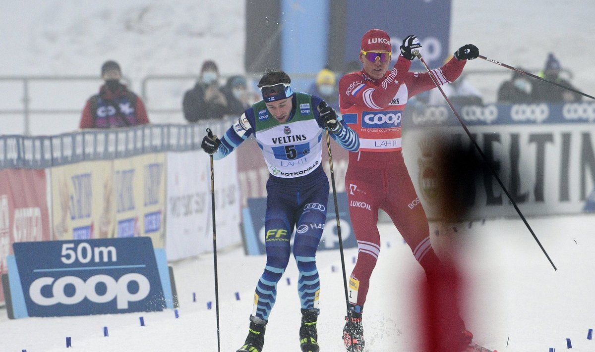 Joni Mäki ja Aleksandr Bolšunov finišisirgel.