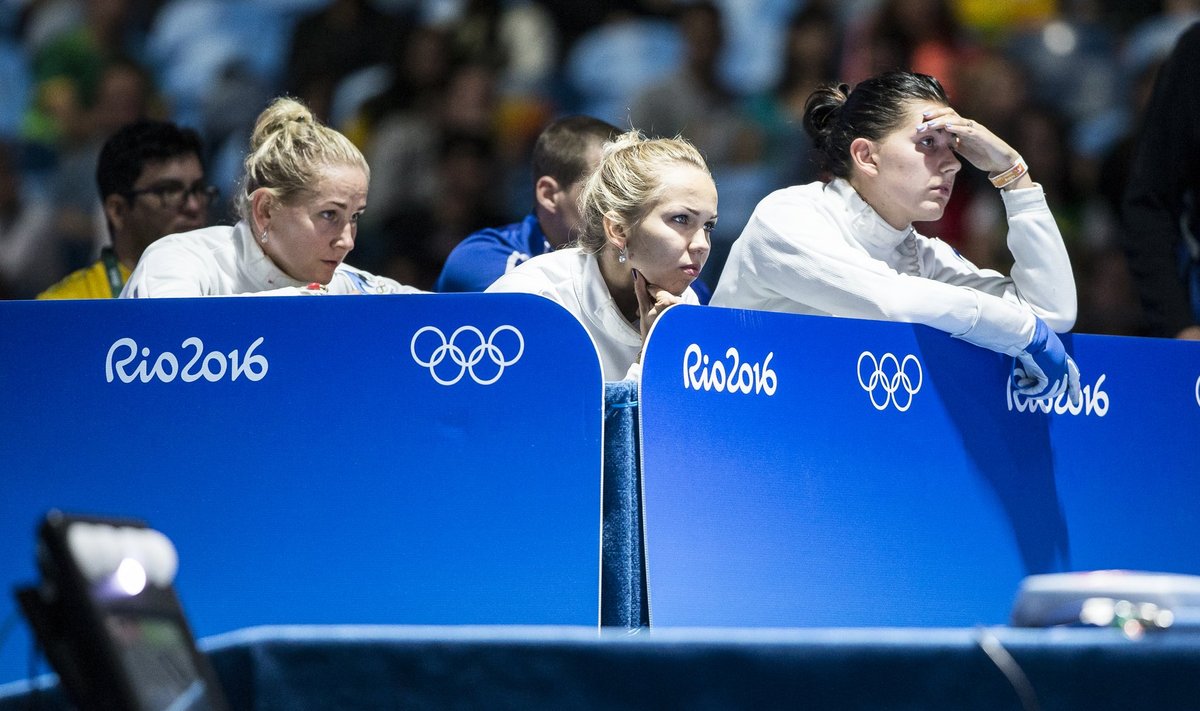 Kristina Kuuse, Erika Kirpu ja Julia Beljajeva ilmest võib välja lugeda, et medal on läinud.