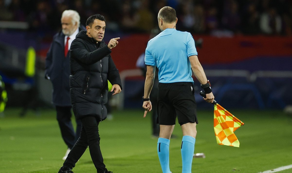 Barcelona peatreener Xavi saadeti 56. minutil punase kaardiga riietusruumi.