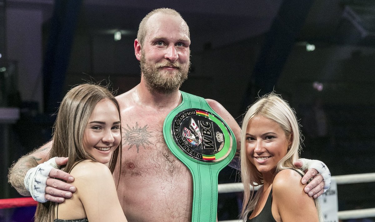 Robert Helenius Tallinnas Warrior Fight Series üritusel võitu nautimas.