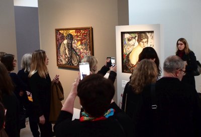 EESTI KUNSTI KLASSIKA PARIISIS: Konrad Mägi maalid „Meditatsioon“ (vasakul) ja „Naise portree“ Orsays, 1986. aastal endises raudteejaamas avatud kunsti­muuseumis, mis on üks Euroopa suurimaid.