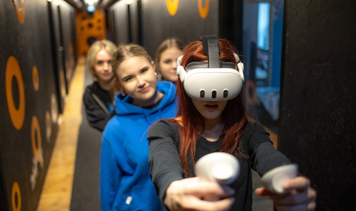 Harku valla koolinoored proovivad Tallinna loomeinkubaatoris „Armastuse emotsioonide“ virtuaalreaalsuse kogemust.