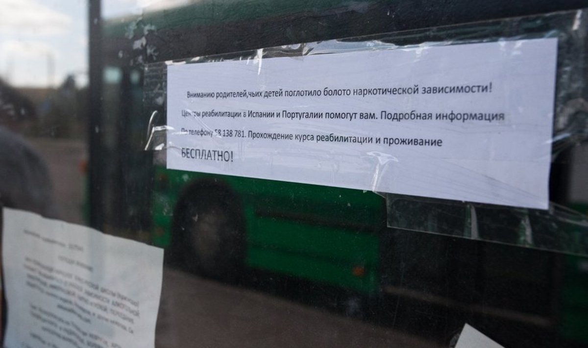 Venekeelne kuulutus Lasnamäe bussipeatuses, millega kutsuti narkoprobleemidega inimesi Hispaaniasse ravile.