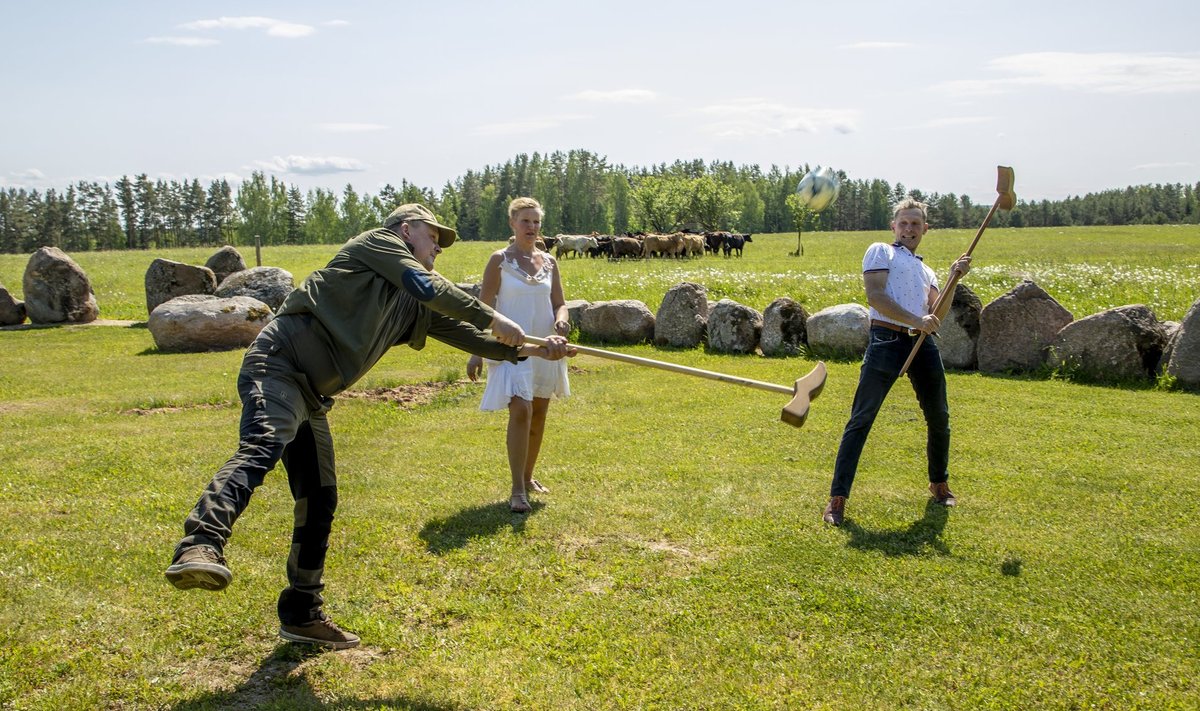 Tarmo Kokk, Karin ja Selgur Sepp on Tiri-Jakobi talus golfi mängimas.  