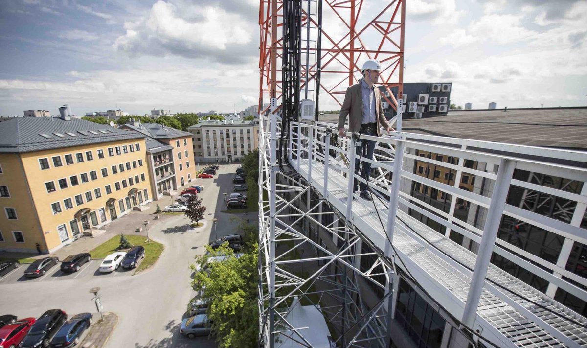Tele2 Eesti juht Argo Virkebau saatejaama seadmeid kontrollimas (Foto: Tele2)
