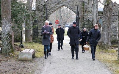 24. veebruari hommikul Jüri kalmistul küünalde süütamine