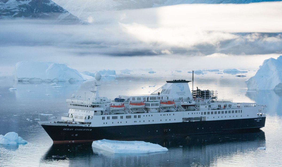 Ekspeditsioonilaev Gröönimaa lähedal meres (foto: Gordon Leggett / CC BY-SA 4.0 / Wikimedia Commons)