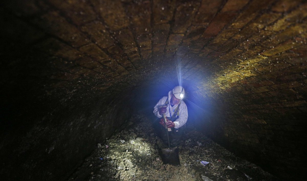 Sodisõda: briti kanalisatsioonitöötaja aastal 2014 viktoriaanlikus tunnelis rasvamäge lõhkumas. 
