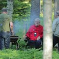 ФОТО: В Хундисильма Сависаар с гостями жарит шашлыки