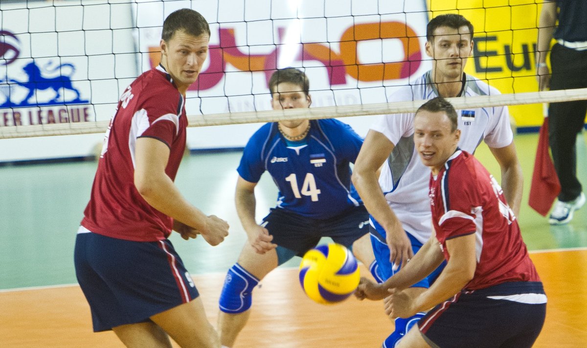 Rait Rikberg (sinises) ja Keith Pupart (valges) peavad Läti pallurid üle mängima.