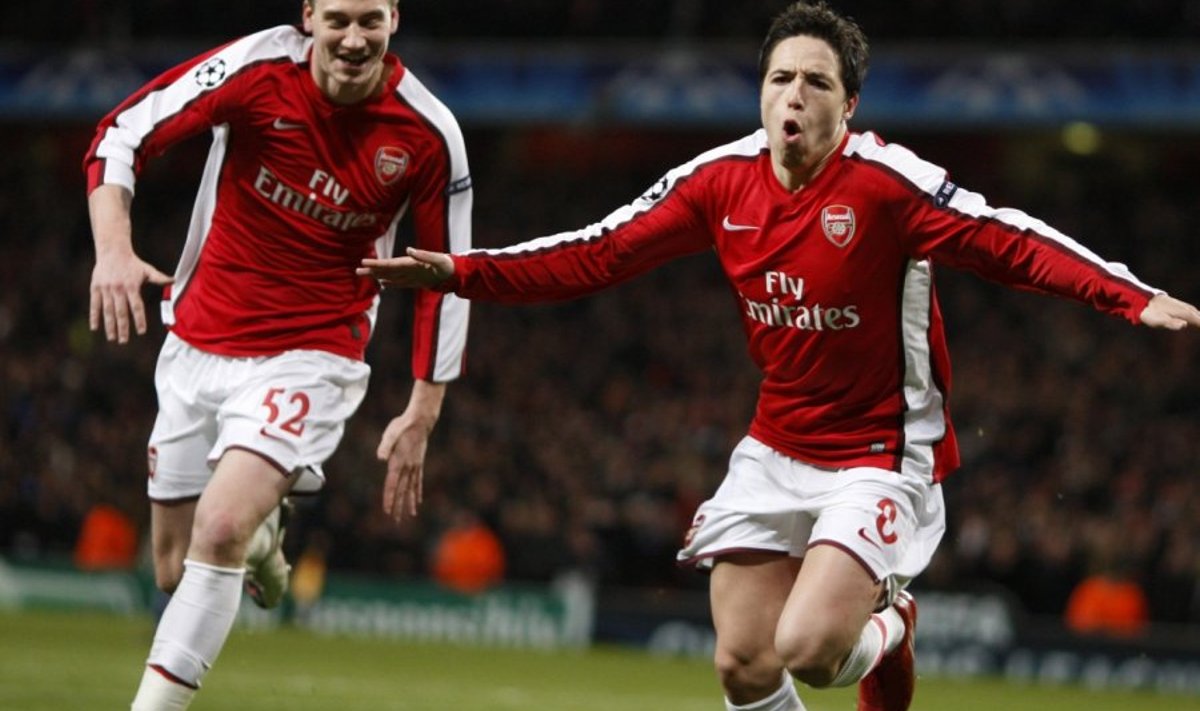 Arsenal's Samir Nasri (R) celebrates his goal against Porto with teammate Nicklas Bendtner during their Champions League last 16, second leg soccer match at Emirates stadium in London March 9, 2010.   REUTERS/Jose Manuel Ribeiro      (BRITAIN - Tags: SPORT SOCCER)