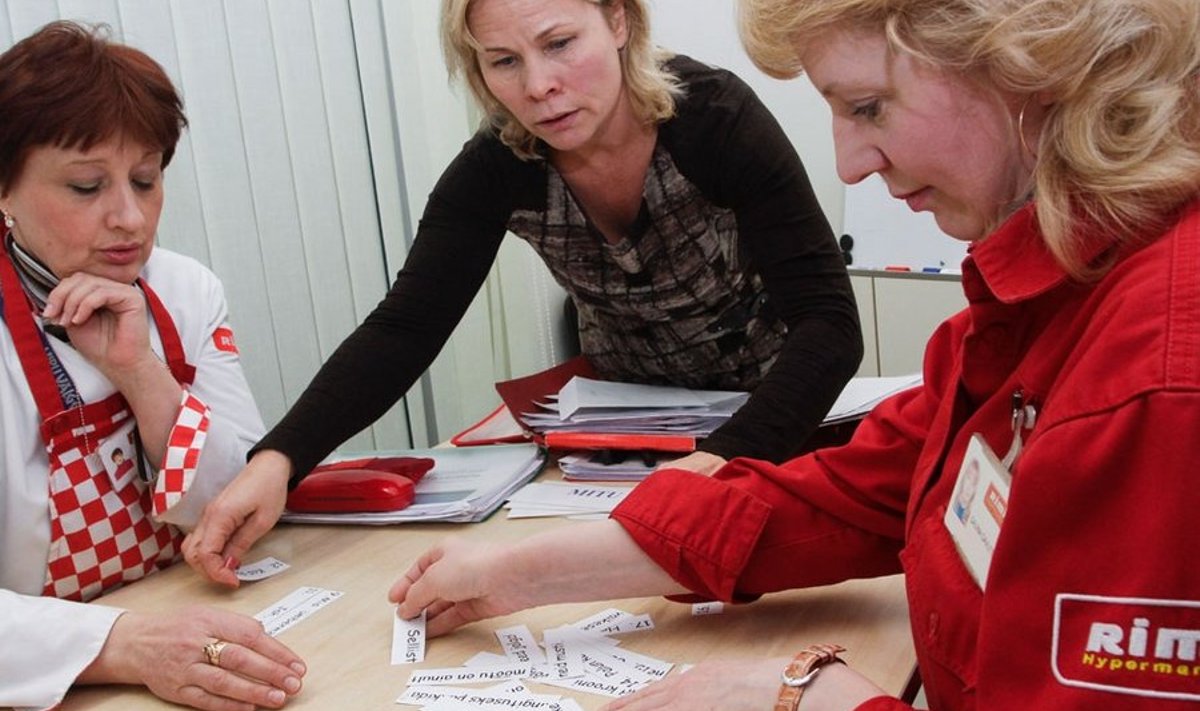 Sõpruse Rimi töötajad Larissa Demidova   (vasakul) ja Galina Gavlitskaja (paremal) õpivad Marleen Liinoldi juhendamisel hoolega eesti keelt.