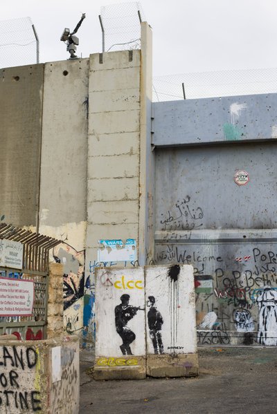 KUNST KESET TÄNAVAT: Banksy töid on nii Läänekallast kui Gaza sektorit piiraval müüril.
