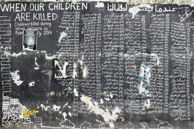 MUST SUVI, MUST SEIN: 2014. aasta suvi oli Gaza sektorile üks mustemaid.  Beit Hanounis asuv ÜRO varjupaigana kasutatav kool sai iisraeli vägedelt mürsutabamuse ja see ei jäänud ainsaks laste elusid nõudnud korraks sel suvel. Hukkunud lapsi mälestab Belhlehemas asuva Aida põgenikelaagris üks hiihlasuur sein.