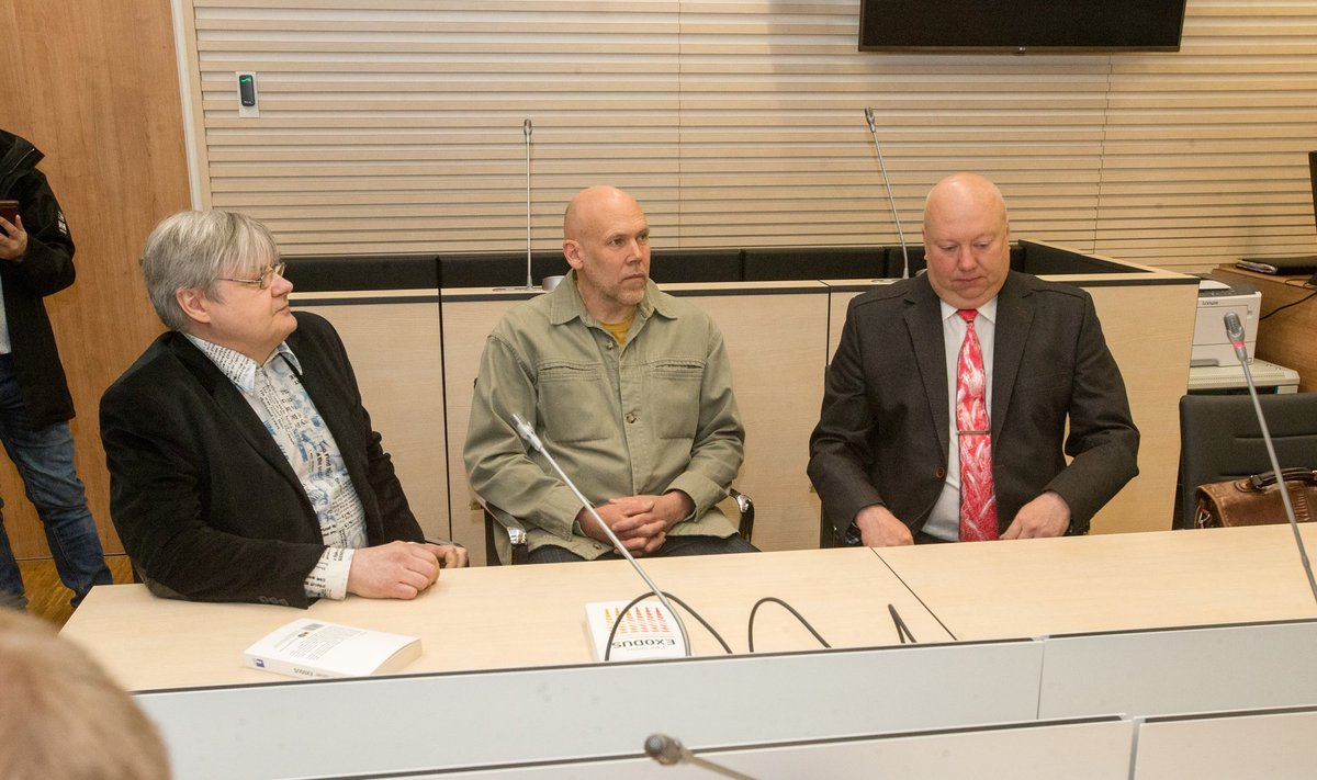 Urmas Simon (paremal) esindas kohtus europarlamendi saadikut Indrek Tarandit riigikogu ees rünnanud mehi.