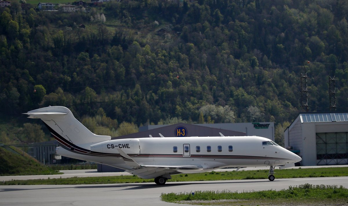 NetJetsi lennuk Šveitsis Sioni lennuväljal.