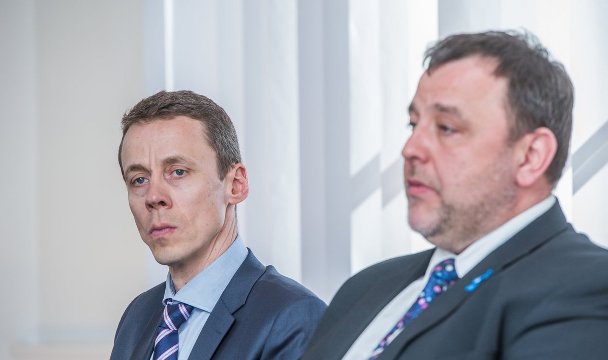 Rahandusminister Sven Sester (paremal) ja uue komisjoni juht Erkki Raasuke.