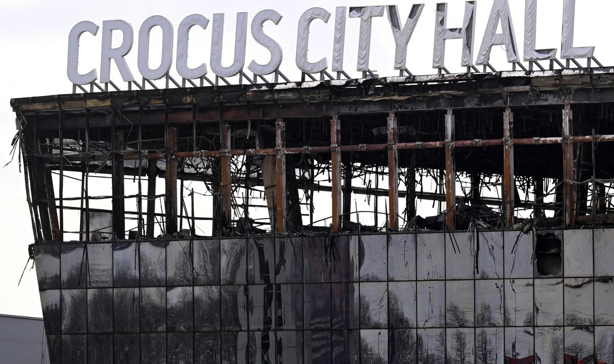Обгоревшая вывеска концертного здания "Крокус Сити Холл", который подвергся террористической атаке 22 марта 2024 года.