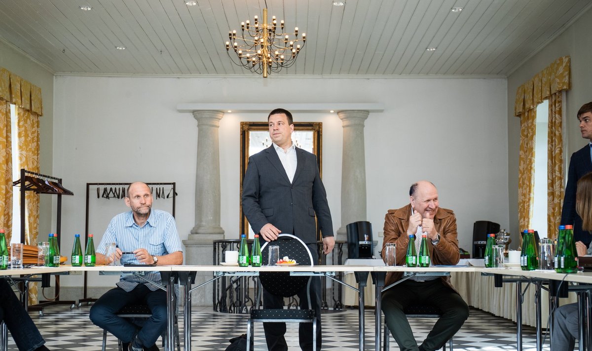 Kolme valitsuspartei juhid Helir-Valdor Seeder, Jüri Ratas ja Mart Helme.