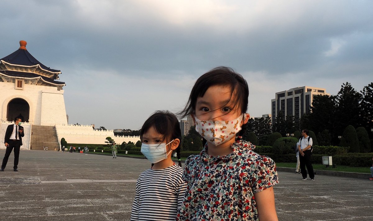 MASKID KÕIGILE: Puhangu kartuses lõi Taiwan süsteemi, millega iga inimene võib nädalas osta 5 kirurgimaski. Lastel on oma suurused.