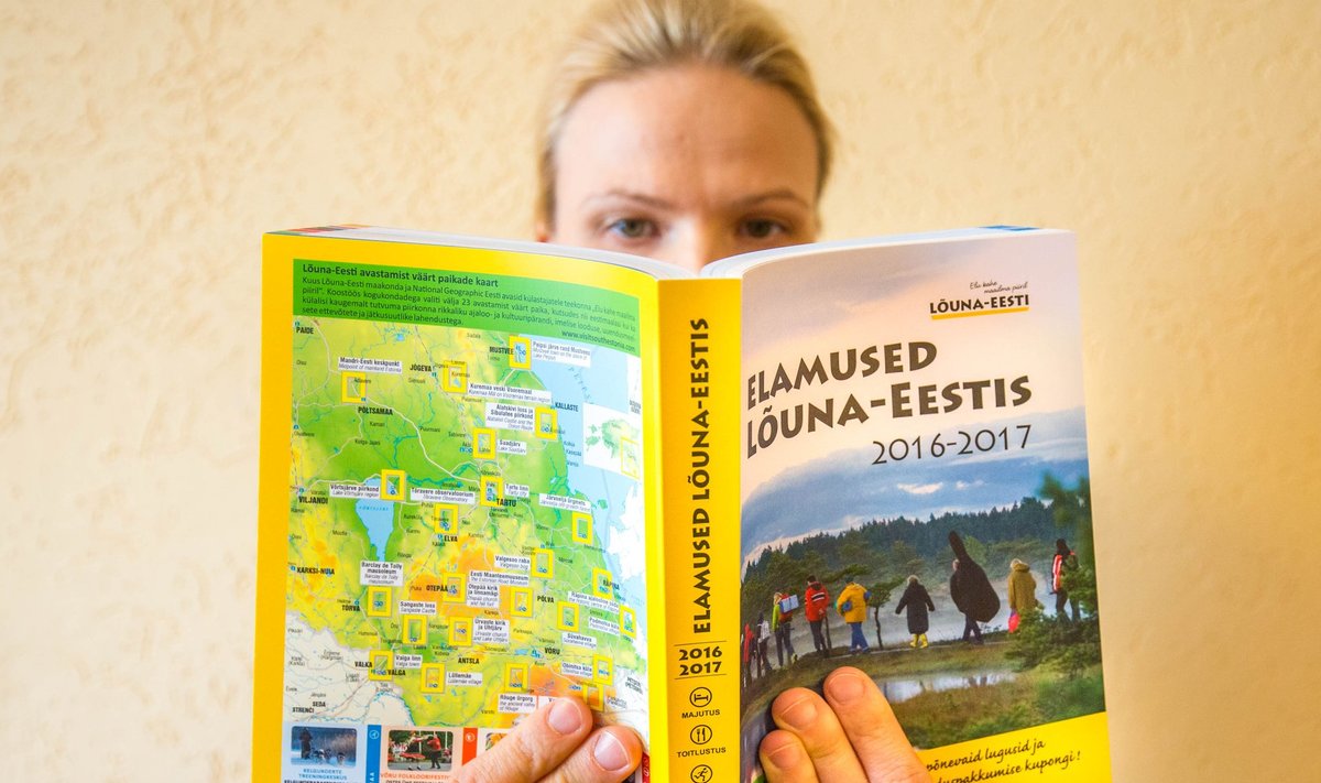 Tartumaa Arendusseltsi tegevjuht Kristiina Tammets näitab Lõuna-Eesti heade pakkumiste raamatut, kus on üle 300 soodustust võimaldava kupongi.