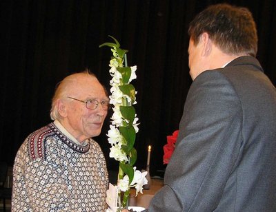 Märjamaa vallavanem Eero Plamus õnnitleb Harri Jõgisalu. Foto: Reet Saar