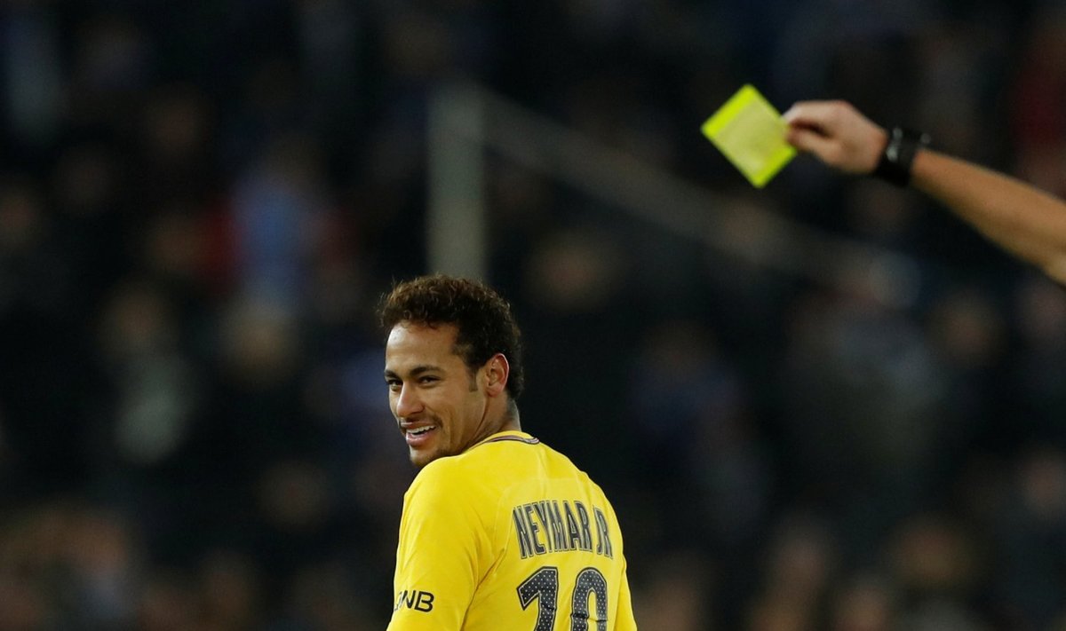 Neymar kollast kaarti saamas