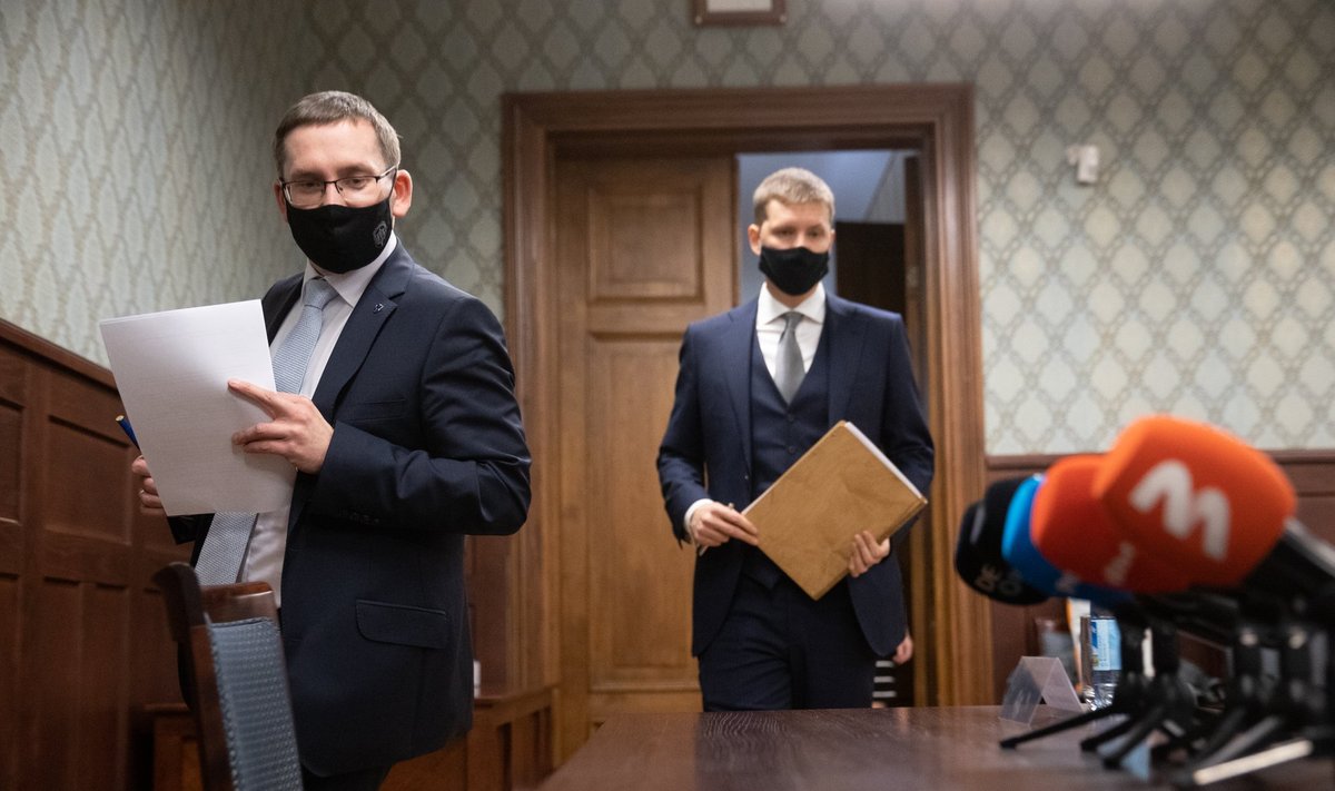 Juhtiv riigiprokurör Taavi Pern (vasakul) ja kaitsepolitsei büroojuht Harrys Puusepp teavitasid eile avalikkust jahmatavate mõõtmetega korruptsiooniuurimisest.