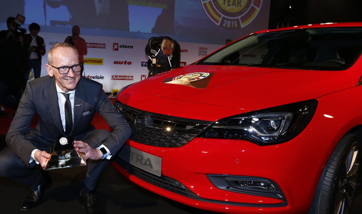 Opel Groupi tegevjuht Karl-Thomas Neumann Opel Astra ja Euroopa aasta auto auhinnaga veebruaris Genfis