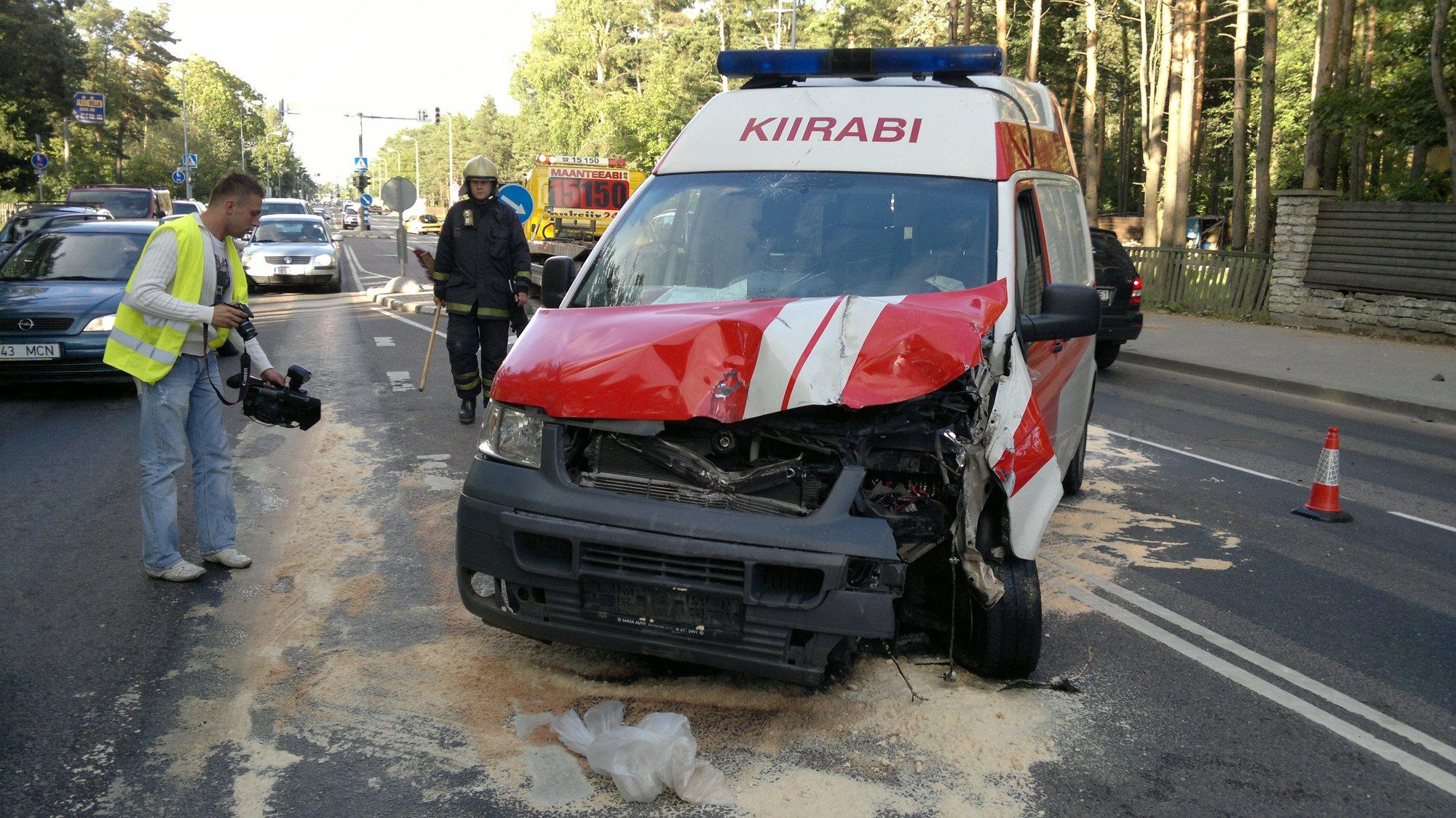 ФОТО: В Нымме в аварию попала машина скорой помощи - Delfi RUS