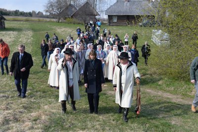 Setod nagu valge inglipilv ümber riigipea: ühelt poolt räägib Margus Timmo, teiselt sootska Aarne Leima, taga laulavad naised.