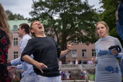 ENNASTUNUSTAVALT TANTSIMAS Teatri- ja filmilavastaja, Eesti Teaduste Akadeemia liige Elmo Nüganen vihtus tantsu koos oma noorima tütre Sonjaga. Singer Vinger tundub neile meeldivat.