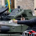 FOTOLUGU | Võileib tankiga, pidupäeva soodustus ja Putini teisik ehk vabariigi aastapäev läbi kaamerasilma