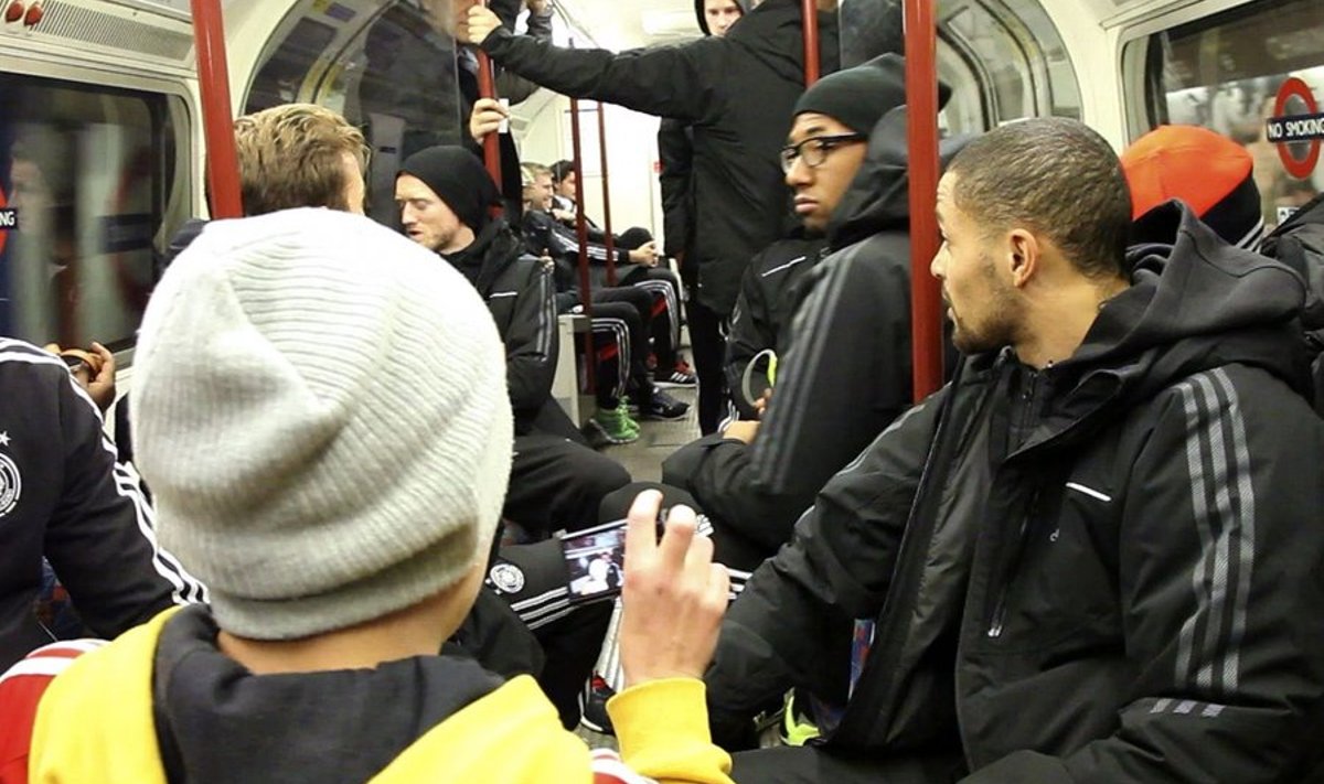 Saksamaa jalgpallikoondislased Londoni metroos.