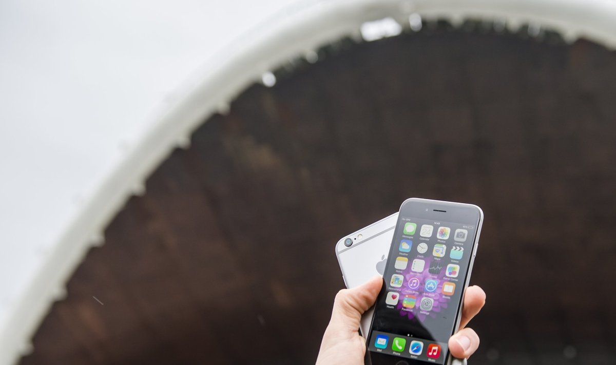 Apple’i äri mõjutab rahaliselt kõige rohkem nutitelefon iPhone, mida ostetakse üle maailma väga suurtes kogustes. Seega tekib USA dollari kursi kallinedes surve nende hinda tõsta. Pildil oleva iPhone 6 hind tõusis näiteks Austraalias, Indias ja Kanadas.