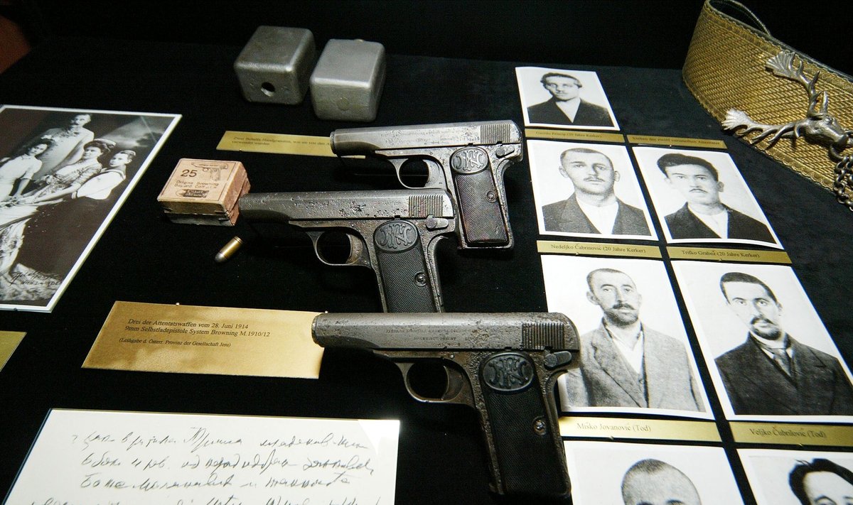 Franz Ferdinandi atentaadis osalenud vandenõulased ja nende relvad. Foto tehtud Viini Ajaloomuuseumis. 