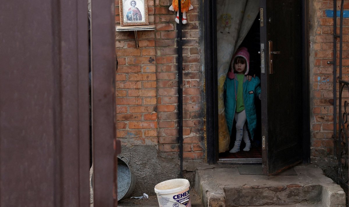 JÕULUD SÕJAS: Kolmeaastane Oleksandra ootab Bahmutis koduuksel abiorganisatsiooni jõulukingitust.