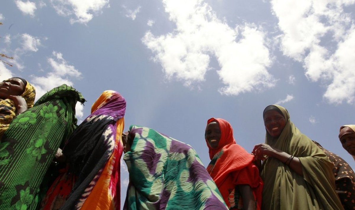Aafrika elanikkond suureneb sajandi lõpuks prognooside kohaselt kuni kolm ja pool korda. Pildil somaallased toiduabi järjekorras.