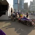VIDEO | Kaos elektrivormelite hooaja esimesel etapil: ummiku tõttu pandi sõit seisma, võitja ajas oma mehaanikud alla