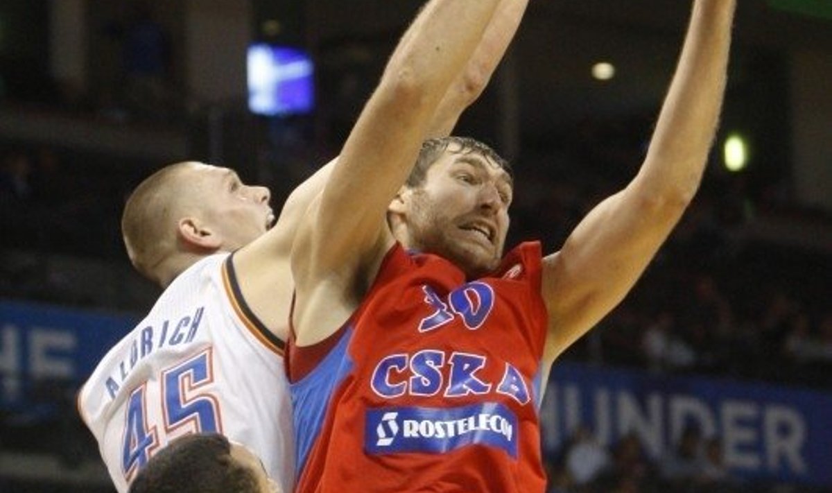 Oklahoma Thunderi Cole Aldrich (vasakul) üritab takistada Moskva CSKA meest Dmitri Sokolovi.