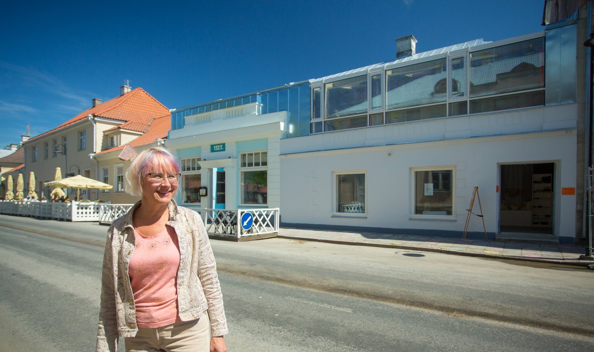 Saaremaa kunstistuudio juhataja Anne Tootmaa on juurdeehitise ja hoone ilmega igati rahul.