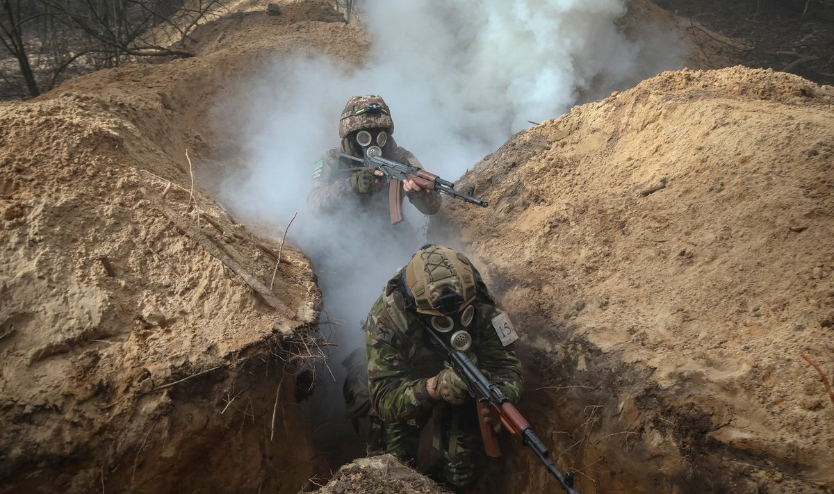 RASKED ÕPPUSED: Ukraina jalaväelased harjutavad kaevikutes liikumist keemiarünnaku tingimustes. Pilt on tehtud selle aasta veebruaris. Aprillis-mais hakkasid tulema teated, mis näitavad, et õppuste stsenaarium muutub karmiks tegelikkuseks.