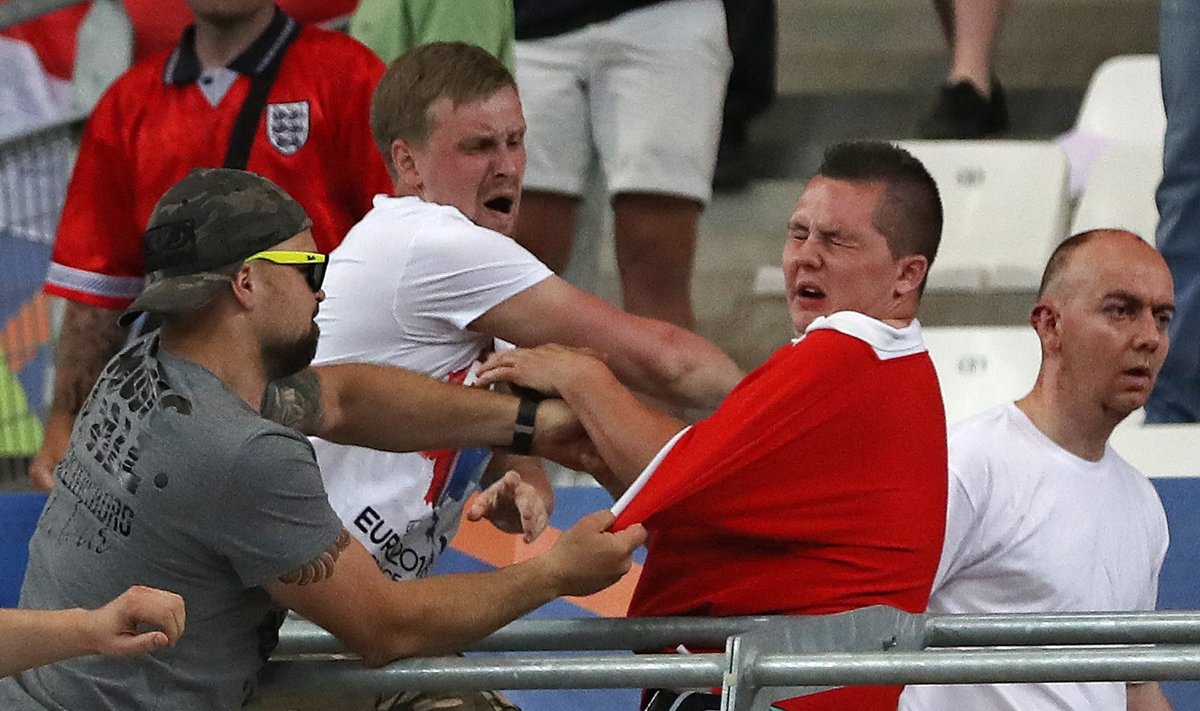 Venelastest jalgpallipätid peksmas tribüünil Inglismaa toetajat. 