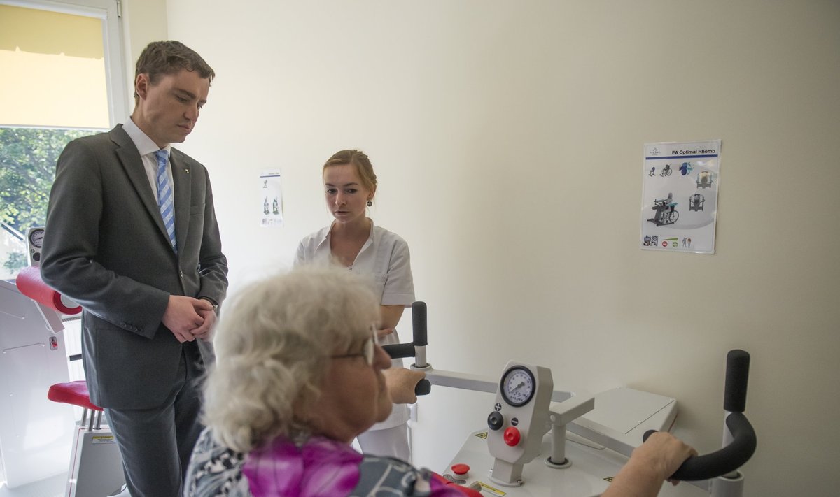 Tartu ülikooli tervishoiukorralduse professor Raul-Allan Kiiveti sõnul näib, nagu ei tahaks poliitikud Eestis elada kauem kui järgmise valimisperioodi lõpuni. Pildil on peaminister Taavi Rõivas amputatsioonijärgse taastusravikeskuse avamisel Magdaleena haiglas.