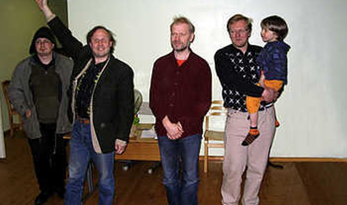 ALGUSES KULTUURIPROGRAMM: Esinevad võrukeelne kirjanik Jan Rahman (vasakul), kunstnik Albert Gulk, valvelseisundis kirjamees Veiko Märka ning sünnipäevalaps Contra pojaga. Andre Trinity